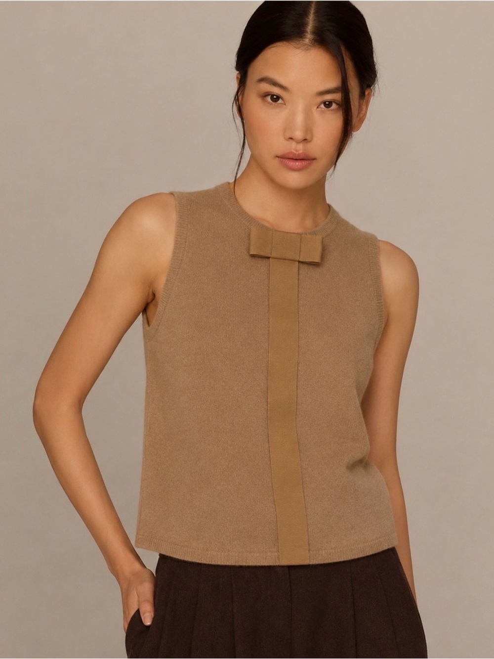 Holt Renfrew 100% cashmere Sleeveless Bow-Trim Knit Top in Camel